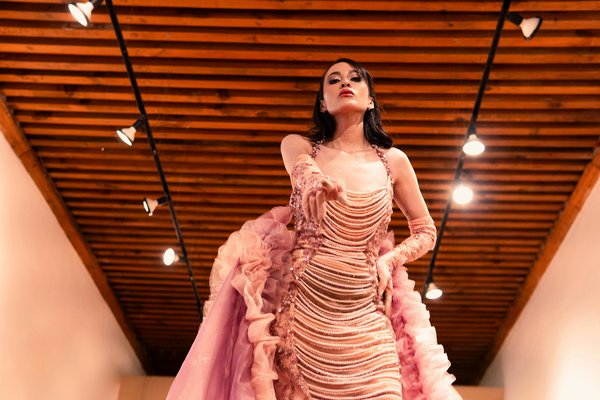 Robe longue pour femme : élégance et confort à chaque pas